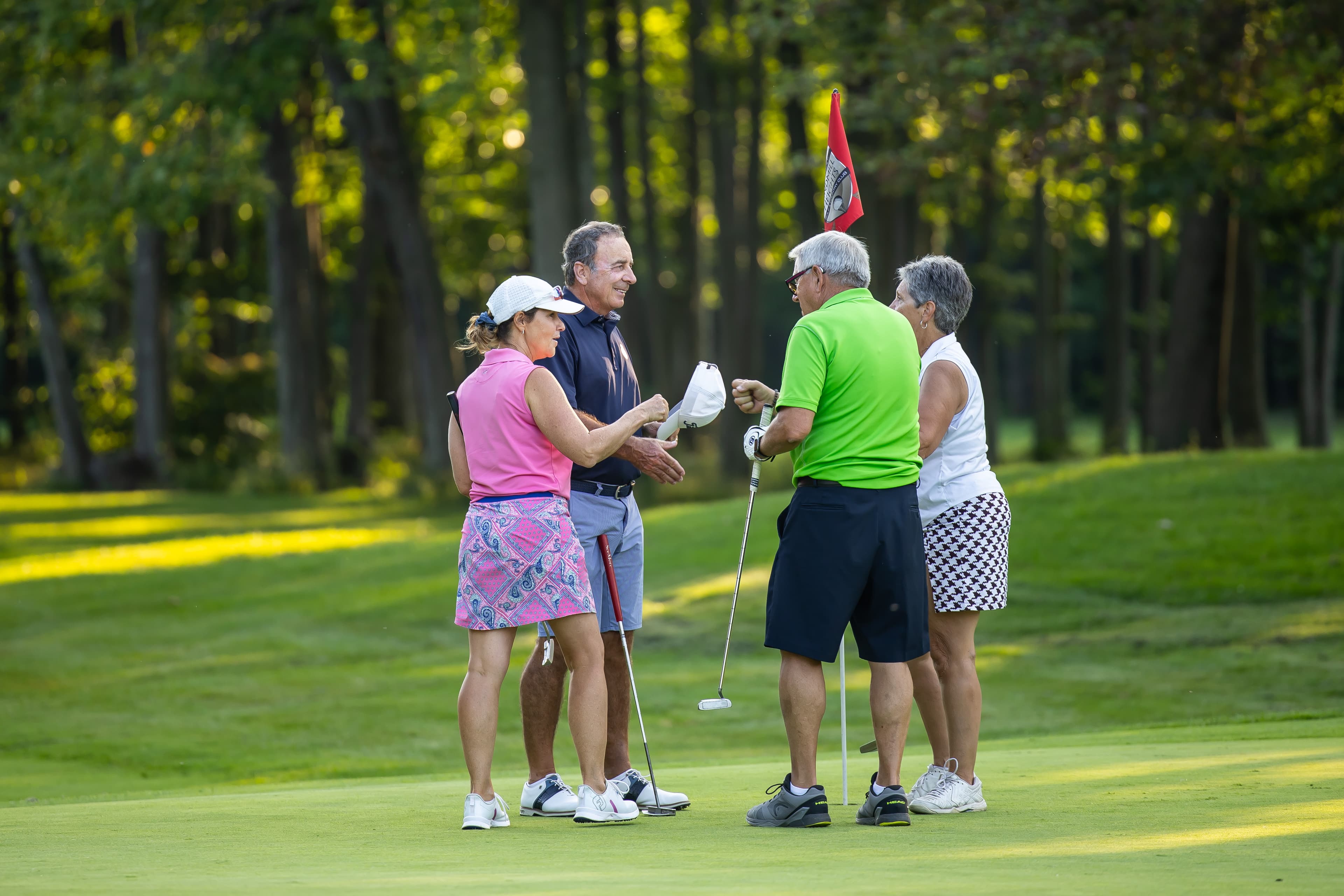 Des golfeurs réunis sur le parcours de Windmill Heights.